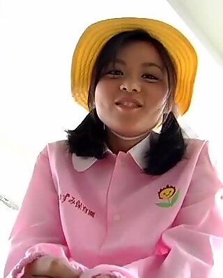 Dum asiatisk tonåring maki chan tar på sig mormorkläder